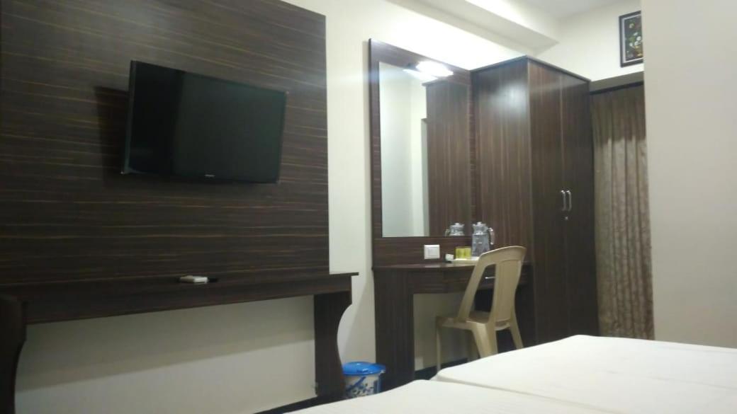 Hotel Famous Residency Tiruchirappalli Exterior foto